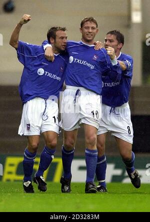 Marcus Stewart (à gauche) d'Ipswich Town célèbre le but d'ouverture contre Leeds United avec ses coéquipiers Alun Armstrong (au centre) et Matt Holland lors du match Barclaycard Premiership entre Ipswich Town et Leeds United à Portman Road, Ipswich. Banque D'Images