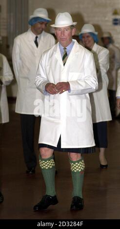 Britains Prince Charles le duc de Rothesay, lors d'une visite de la célèbre usine Walkers Shortbread à Elgin.Le Prince a vu une ligne de production de biscuits biologiques propres au Prince, duché originaux, établie en 1990, dont le produit va à la charité. Lweeksn Banque D'Images