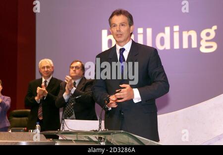 Le Premier ministre britannique Tony Blair est applaudi par le chef adjoint John Prescott et le secrétaire général David Triesman (à gauche) après avoir prononcé son discours principal à la conférence annuelle du Parti travailliste, à Brighton Banque D'Images