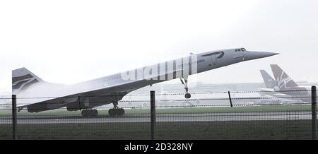 Après un court délai causé par le brouillard, un Concorde de British Airways prend son premier vol transatlantique depuis son échouement à l'été 2000. Des centaines de fans de l'avion supersonique attendaient à l'aéroport Kennedy de New York. * où l'avion était dû à la terre tôt l'après-midi temps britannique ayant pris de l'aéroport d'Heathrow dans l'ouest de Londres. Le pilote en chef de la Concorde, Mike Banister, était aux commandes pour le vol de trois heures et 20 minutes, le dernier d'une série de voyages d'essai avant la reprise des vols passagers le 7 novembre 2001. Banque D'Images