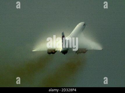 Après un court délai causé par le brouillard, un Concorde de British Airways prend son premier vol transatlantique depuis son échouement à l'été 2000. Des centaines de fans de l'avion supersonique attendaient à l'aéroport Kennedy de New York. * où l'avion était dû à la terre tôt l'après-midi temps britannique ayant pris de l'aéroport d'Heathrow dans l'ouest de Londres. Le pilote en chef de la Concorde, Mike Banister, était aux commandes pour le vol de trois heures et 20 minutes, le dernier d'une série de voyages d'essai avant la reprise des vols passagers le 7 novembre 2001. Banque D'Images