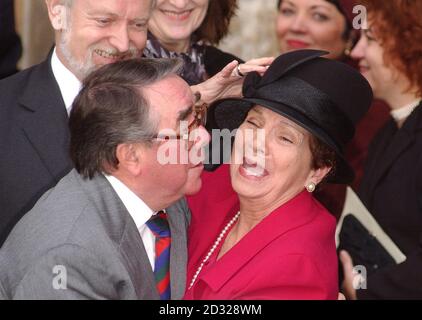 Le comédien Ronnie Corbett salue Lady Myra Secombe, veuve du génie comique Sir Harry Secombe, après un service d'action de grâce pour Sir Harry à l'abbaye de Westminster, Londres.* la légende du Goon Show, qui est décédée en avril d'un cancer à l'âge de 79 ans, a été rappelée par la famille et les amis à l'événement.Le prince de Galles était l'un des plus grands fans des goons et a mené les hommages après sa mort.Sir Harry était également connu pour sa belle voix de ténor chantant qu'il a utilisé pour un grand effet sur les émissions de télévision religieuses qu'il a présentées, telles que l'autoroute et les chansons de louange.Il avait lutté contre la mauvaise santé Banque D'Images