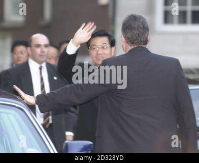 Hu Jintao, le vice-président de la Chine, se fait entendre à la vague de manifestants bruyants qui lui donnent une réception vocale alors qu'il arrive en Grande-Bretagne pour une visite d'État de cinq jours. *... Hu Jintao, perdit en tant que futur dirigeant chinois, a entendu des huées et des appels de chat de Free Tibet et des manifestants pro-démocratie en arrivant à l'hôtel Dorchester de Londres au début de sa visite de cinq jours. Les manifestants ont été rassemblés dans une petite rue, loin du devant de l'hôtel, mais la police n'a pas tenté de les garder hors du point de vue de l'homme d'État en visite ou de retirer des bannières critiquant le gouvernement chinois - comme cela s'est produit Banque D'Images