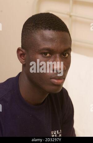 Osei Kwaku, du parc de Finsbury, au nord de Londres, qui a été poussé d'une plate-forme souterraine sur la ligne dans le chemin d'un train. La victime de 30 ans a été emmenée à l'hôpital de Whittington, à Highgate, dans le nord de Londres, souffrant de brûlures. *... après avoir été en contact avec les lignes électriques quand il a été poussé devant le train de tube près de sa maison. Les détectives qui enquêtent sur l'incident le traitent comme une tentative de meurtre Banque D'Images