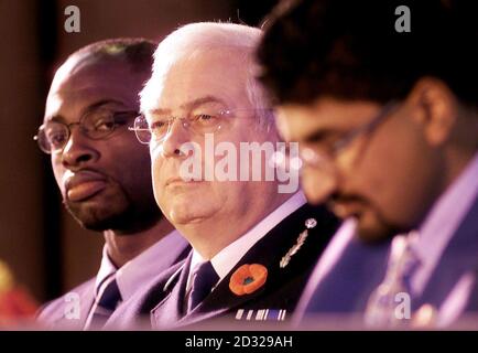 David Wilmott, gendarme principal de la police du Grand Manchester (C), assis entre Paul Bailey, Président de la Greater Manchester Black police Association (L) et Ravi Chand, Président de la National Black police Association à l'Assemblée générale annuelle de l'organisation à Manchester. Banque D'Images