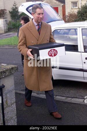 Le Prince de Galles fait tourner le liveur pour apporter le repas sur roues à deux foyers près de sa maison à Tetbury, Gloucestershire. Le Service bénévole royal des femmes (RSW) célèbre la semaine nationale des repas sur roues. * l'année dernière, ses bénévoles ont livré environ neuf millions de repas. Plus tôt, le prince avait rencontré des volontaires préparant le déjeuner de poulet cobbler, pommes de terre et pois, suivi d'un dessert de confiture roly poly et crème anglaise. Banque D'Images