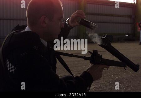 PC Mick Pinsent de l'unité des armes à feu de Bedfordshire. La police fait une démonstration de la nouvelle arme à bâton Heckler Koch à Cardington, Bedford. * ... Bedfordshire sera la première force du pays à utiliser un nouveau style de pistolet à bâton semblable à l'armement utilisé par la police en Irlande du Nord. C'est la première fois que la police du Royaume-Uni continental portera des armes moins mortelles que les armes à feu ordinaires, mais plus puissantes que CS Spray. Banque D'Images