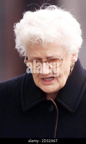 La mère de Roy Whiting, Pamela Green, arrive à la cour de la Couronne de Lewes, dans l'est du Sussex. Whiting, l'assassine présumée de la lycéenne Sarah Payne, est allée dans la boîte des témoins pour répondre à des allégations selon lesquelles il a enlevé et assassiné l'enfant de huit ans. Banque D'Images