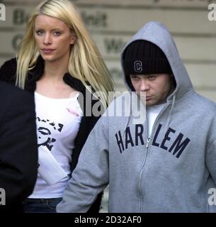 La pop star blessée Brian Harvey quitte l'hôpital de ville de Nottingham, avec sa petite amie Emma B. l'ancien membre de 27 ans du groupe d'idoles de l'adolescence E17 a subi une grave blessure à la tête lorsqu'il a quitté la boîte de nuit Works à Nottingham. * alors qu'il a quitté l'hôpital où il a eu une chirurgie plastique sur la plaie jusqu'à sa tête, il a dit: 'Je ne me sens vraiment pas trop mal vu ce qui s'est passé.' Banque D'Images