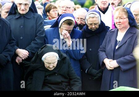 Des religieuses de l'ordre des filles de notre-Dame du Sacré-cœur, se tiennent près du cercueil de soeur Philomena Lyons à l'église Saint-Patrick de Ballybay, comté de Monaghan, en Irlande, après que la religieuse de 68 ans ait été agressée sexuellement et étranglée pendant qu'elle attendait un bus.* elle avait enseigné dans la petite ville rurale pendant 30 ans et était sur son chemin à Dublin pour un centième anniversaire d'amis quand elle a été attaquée. Banque D'Images