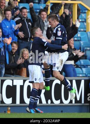 Chris Wood de Millwall (à droite) célèbre son but contre Leeds United avec Alan Dunne (à gauche) lors du match de championnat de la npower football League au New Den, Londres. Banque D'Images