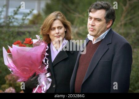 Sarah Brown et son mari, chancelier de l'Échiquier Gordon Brown, quittent l'hôpital de maternité Forth Park à Kirkcaldy, six jours après avoir donné naissance au premier bébé du couple. * 5/1/02: Sarah Brown et son mari, chancelier de l'Échiquier Gordon Brown, qui étaient au chevet de leur bébé fille après les tests, ont montré un motif de préoccupation. La décision de déplacer le bébé Jennifer à l'hôpital Royal Infirmary d'Édimbourg a été prise après des examens échographiques par l'équipe pédiatrique néo-natale de l'hôpital Forth Park maternité de Kirkcaldy, a déclaré un porte-parole du chancelier. Jennifer, qui était b Banque D'Images