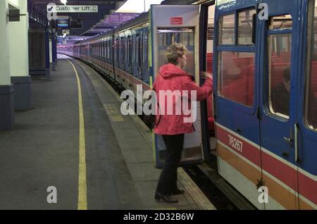 Un passager monte à bord d'un train à la gare centrale de Southampton car les services dans le sud-est et à destination de la gare de Waterloo à Londres ont de nouveau été paralysé en raison d'une grève de 48 heures par des membres de la Rail Maritime & transport Union (RMT).* ils sont dans une rangée amère sur le salaire et la discipline des membres du syndicat. Banque D'Images