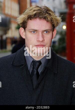 Malcolm Bell, fils du député travailliste Stuart Bell, arrivant au tribunal de la rue Bow pour faire face à des accusations de vol de chèques.Bell, de Richmond, Surrey, a été averti qu'il aurait dû faire l'objet d'une possible peine d'emprisonnement après avoir admis avoir volé plus de 2,000 000 personnes à un autre politicien.* il a volé quatre chèques du bureau du député George Galloway à Portcullis House, Westminster, tout en travaillant pour son père comme chercheur à la Chambre des communes en août 2001.14/02/02 : le fils adolescent d'un important député travailliste a été condamné aujourd'hui, jeudi 14 février 2002, après avoir volé plus de 2,000 000 personnes à un autre politici Banque D'Images