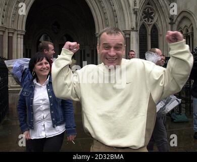 Bernard Murphy fête ses célébrations devant la haute Cour de Londres, après avoir gagné son appel contre une condamnation pour meurtre avec le co-accusé John Brannan qui s'est lui-même killled en prison. Trois juges de la Cour d'appel ont annulé leurs condamnations et ont libéré Murphy. * les deux ont été reconnus coupables au Manchester Crown court en février 1992 d'avoir poignardé à mort un homme de 24 ans dans une boîte de nuit. Banque D'Images