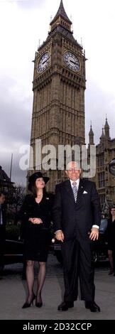 L'ancien maire de la ville de New York Rudolph Giuliani, à droite, et sa partenaire Judith Nathan arrivent à l'extérieur de la Chambre des communes pour l'heure des questions du premier ministre peu après qu'il ait reçu une chevalier de la reine Elizabeth II au palais de Buckingham. * M. Giuliani a été informé que les Britanniques avaient recueilli près de 5 millions de personnes pour les victimes des attentats du 11 septembre à New York. L'argent sera utilisé pour aider les enfants qui ont perdu un parent dans les atrocités et aussi les familles des 61 victimes britanniques, a déclaré Lord Levene, président du fonds d'appel mis en place au Royaume-Uni le lendemain des attentats terroristes. Banque D'Images