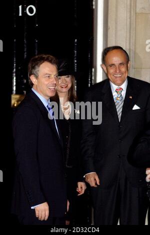 L'ancien maire de New York Rudolph Giuliani, à droite, avec sa partenaire Judith Nathan, au centre, et le Premier ministre britannique Tony Blair devant le 10 Downing Street après avoir reçu une petite chevalier de la reine Elizabeth II au palais de Buckingham plus tôt dans la journée.* lors d'un déjeuner précédent tenu en son honneur, M. Giuliani a été informé que les Britanniques avaient recueilli près de 5 millions de personnes pour les victimes des attentats du 11 septembre à New York.L'argent sera utilisé pour aider les enfants qui ont perdu un parent dans les atrocités et aussi les familles des 61 victimes britanniques, a déclaré Lord Levene, président du fonds d'appel créé à Banque D'Images