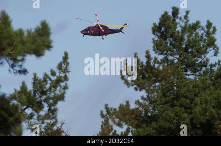 Un hélicoptère Sikorsky du Royal Flight part du domaine de Sandringham de la reine Elizabeth II de Grande-Bretagne à Norfolk. On pensait qu'il emportait la reine mère au château de Windsor où se dérouleront vendredi les funérailles de sa fille, la princesse Margaret. Banque D'Images