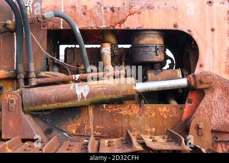 Moteur d'un vieux tracteur Marshall rouillé et abandonné situé sur la plage d'Aldeburgh, Suffolk. ROYAUME-UNI Banque D'Images