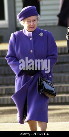 La reine Elizabeth II quitte l'aéroport d'Heathrow pour une visite officielle en Jamaïque à peine 72 heures après les funérailles de sa sœur, la princesse Margaret. La visite de trois jours à Kingston et Montego Bay sera suivie de visites royales de la Nouvelle-Zélande et de l'Australie. Banque D'Images