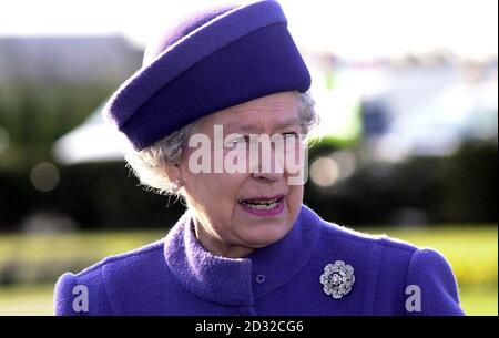 La reine Elizabeth II quitte l'aéroport d'Heathrow pour une visite officielle en Jamaïque à peine 72 heures après les funérailles de sa sœur, la princesse Margaret. La visite de trois jours à Kingston et Montego Bay sera suivie de visites royales de la Nouvelle-Zélande et de l'Australie. Banque D'Images