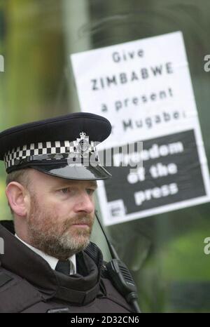 Un policier est en service devant la Maison du Zimbabwe, dans le centre de Londres, à la suite d'une protestation des manifestants en faveur de la liberté de la presse au Zimbabwe. * UN groupe d'environ 10 manifestants de Reporters sans frontières se sont rassemblés le jour du 78e anniversaire du président du Zimbabwe Mugabe pour poster à bord de la Maison du Zimbabwe afin de protester contre le manque de liberté de la presse pour les élections à venir au Zimbabwe. Banque D'Images