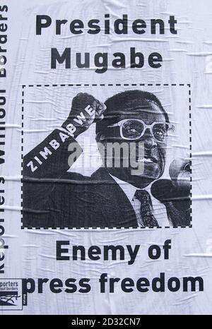 Une affiche du président zimbabwéen, le président Mugabe, que les manifestants ont apprise sur les fenêtres de la Maison du Zimbabwe dans le centre de Londres, dans une protestation en faveur de la liberté de la presse au Zimbabwe. * UN groupe d'environ 10 manifestants de Reporters sans frontières se sont rassemblés le jour du 78e anniversaire du président du Zimbabwe Mugabe pour poster à bord de la Maison du Zimbabwe en signe de protestation contre le manque de liberté de la presse pour les élections à venir au Zimbabwe. Banque D'Images