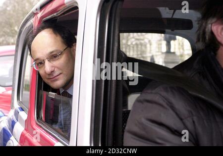 Le ministre en chef de Gibraltar Peter Caruana QC arrive à l'Association de la presse étrangère de Londres, à la presse en attente. En s'adressant à l'Association, M. Caruana a renouvelé son opposition aux pourparlers en cours entre le Royaume-Uni et l'Espagne sur la souveraineté du Rocher. * ... et a exclu de prendre part aux négociations dans leur format actuel - ce qu'il a dit n'était pas ouvert et équitable pour son peuple. Les ministres veulent résoudre le différend de 300 ans sur le Rocher qui a miné les relations entre la Grande-Bretagne et l'Espagne depuis que Gibraltar a été pris par une flotte anglo-hollandaise en 1704. Banque D'Images