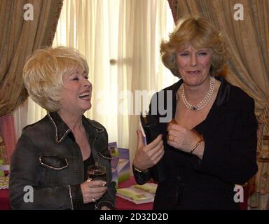 Camilla Parker Bowles (à droite) discute avec l'actrice Barbara Windsor lors d'une réception à l'hôtel Ritz de Londres. Mme Barker Bowles, compagnon à long terme du Prince de Galles, a effectué son premier engagement public en tant que présidente de la National Osteoperosis Society. * et le lancement d'un guide de vie saine produit par l'organisme de bienfaisance, qui est consacré à la lutte contre la maladie osseuse fragile. Mme Parker Bowles a écrit l'avant-propos du livre de la taille d'un palmier, intitulé « A Skeleton Guide to a Healthy You, Vitamins and Minerals ». Banque D'Images