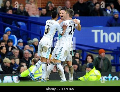 Frank Lampard (au centre) de Chelsea célèbre avec ses coéquipiers après avoir obtenu son score le premier but de son équipe Banque D'Images