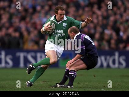 Denis Hickie, de l'Irlande, entre dans l'attaque de Scotlands Gregor Towsend lors de leur match des six Nations de la Lloyds TSB à Lansdowne Road à Dublin, en République d'Irlande. Note finale 43-22. Banque D'Images