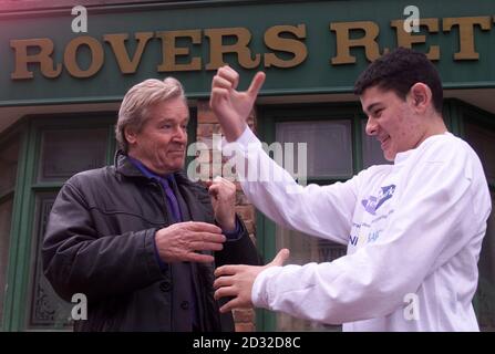 La star de la rue couronnement, William Roache MBE, apprend le langage des signes d'une pinte de bière de l'élève de 17 ans Haitm El-Madani sur le set du savon basé à Manchester pour marquer le lancement à Manchester d'un nouveau projet INFORMATIQUE appelé « Together it Works ». Banque D'Images