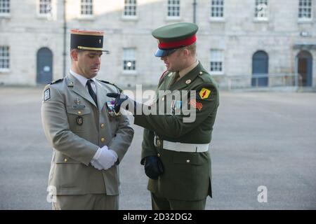 Capitaine Cedric Dwoinikoff du 92e Régiment d'infanterie française (92Âme rÂŽgiment d'infanterie de Clermont-Ferrand) et le Caporal Michael Kelly (à droite) de la police militaire, s'entretenir au Musée national d'Irlande, Dublin, comme le musée et l'ambassade française présents 1689-2012, les Irlandais et la France: Trois siècles de relations militaires, une exposition du Musée de l'Armée à Paris, alors que l'Irlande commence sa présidence de l'UE pendant six mois. Banque D'Images