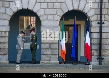 Capitaine Cedric Dwoinikoff du 92e Régiment d'infanterie française (92Âme rÂŽgiment d'infanterie de Clermont-Ferrand) et le Caporal Michael Kelly (à droite) de la police militaire, s'entretenir au Musée national d'Irlande, Dublin, comme le musée et l'ambassade française présents 1689-2012, les Irlandais et la France: Trois siècles de relations militaires, une exposition du Musée de l'Armée à Paris, alors que l'Irlande commence sa présidence de l'UE pendant six mois. Banque D'Images