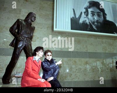 Yoko Ono, la veuve de l'ancien Beatle John Lennon, dévoile une statue de son défunt mari aux côtés de Cherie Booth sur le cours supérieur de l'aéroport John Lennon de Liverpool. La statue est l'œuvre du sculpteur Tom Murphy. Banque D'Images