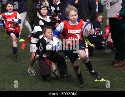 Les enfants de la région de Manchester participent au Lloyds TSB Mini Rugby Festival à sale, à Mancheste. Banque D'Images