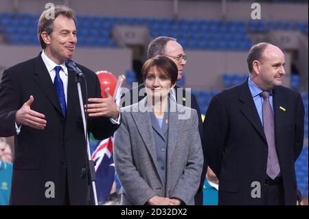 Le Premier ministre Tony Blair (à gauche) et Tessa Jowell, secrétaire d’État à la Culture, aux médias et aux Sports, se tiennent aux côtés de Charles Allen (à l’extrême droite), président de la Commission des Jeux du Commonwealth, au stade de la ville de Manchester. * M. Allen dirige également Granada TV qui, avec Carlton TV, tentent de renégocier le contrat numérique ITV pour la télévision nationale matchs de la Ligue de football. Banque D'Images