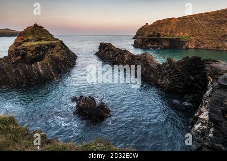 La côte sauvage de Piemekeshire et la lagune bleue, une ancienne carrière, près de la plage d'Abereiddy, Pembrokeshire pays de Galles Banque D'Images