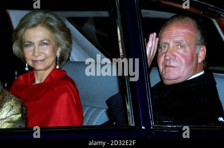 Le roi Juan Carlos et la reine Sofia d'Espagne arrivent pour un concert classique du Palais de Buckingham célébrant le 75e anniversaire du violoncelliste russe Mstislav Rostropovich. Banque D'Images
