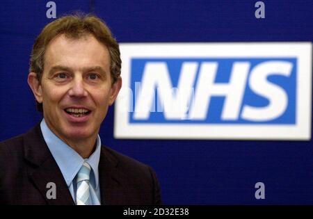 Le Premier ministre britannique Tony Blair prononce un bref discours lors d’une réunion du Conseil de modernisation du National Health Service (NHS), dans le centre de Londres. Le Premier ministre s'est joint au secrétaire d'État à la Santé, Alan Milburn, et au Conseil de modernisation du NHS. * le conseil, qui a été créé pour conseiller le secrétaire et son équipe ministérielle sur la mise en œuvre du plan NHS, est composé de professionnels de la santé et des soins sociaux, de personnel de première ligne, de gestionnaires et de représentants des patients et rencontre le secrétaire tous les trois mois. 12/04/02: Le Premier ministre britannique Tony Blair, dont le gouvernement a été Banque D'Images