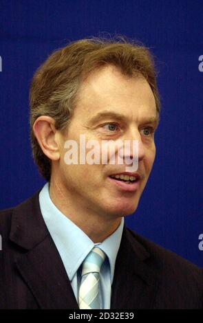 Le Premier ministre britannique Tony Blair prononce un bref discours lors d’une réunion du Conseil de modernisation du National Health Service (NHS), dans le centre de Londres.Le Premier ministre s'est joint au secrétaire d'État à la Santé, Alan Milburn, et au Conseil de modernisation du NHS.* le conseil, qui a été créé pour conseiller le secrétaire et son équipe ministérielle sur la mise en œuvre du plan NHS, est composé de professionnels de la santé et des soins sociaux, de personnel de première ligne, de gestionnaires et de représentants des patients et rencontre le secrétaire tous les trois mois. Banque D'Images