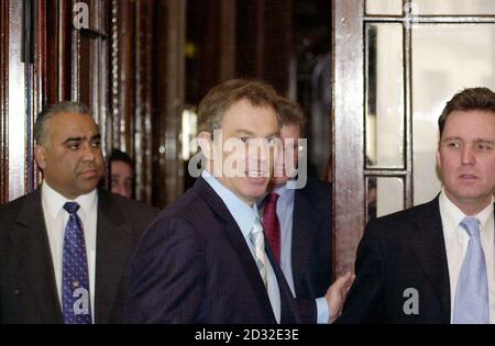 Le Premier ministre britannique Tony Blair (au centre) arrive à une réunion du Conseil de modernisation du National Health Service (NHS) dans le centre de Londres. Le Premier ministre s'est joint au secrétaire d'État à la Santé Alan Milburn (à droite) et au Conseil de modernisation du NHS lors de la réunion. * le conseil, qui a été créé pour conseiller le secrétaire et son équipe ministérielle sur la mise en œuvre du plan NHS, est composé de professionnels de la santé et des soins sociaux, de personnel de première ligne, de gestionnaires et de représentants des patients et rencontre le secrétaire tous les trois mois. Regardez l'histoire des PA. Photo PA : Johnny Green. Banque D'Images