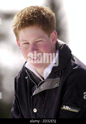 Le prince Harry, qui a été frappé de fièvre glandulaire, lors d'une séance photo le premier jour d'une semaine privée de ski avec son frère Prionce William et son père le prince de Galles à Klosters, en Suisse. * le jeune prince est censé avoir eu l'infection pendant au moins une semaine et a été vu par un médecin. Mais cela n'empêche pas le sportif de 17 ans de faire du ski. Les patients sont souvent posés bas pendant des semaines, mais Harry prend sur les pentes suggère que c'est une forme légère de la condition. Il n'y a pas de remède pour la fièvre de la gladeuse, qui peut se reproduire à plusieurs reprises par le lif d'une personne Banque D'Images