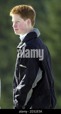 Le prince Harry, qui a été frappé de fièvre glandulaire, lors d'une séance photo le premier jour d'une semaine privée de ski avec son frère Prionce William et son père le prince de Galles à Klosters, en Suisse.* le jeune prince est censé avoir eu l'infection pendant au moins une semaine et a été vu par un médecin.Mais cela n'empêche pas le sportif de 17 ans de faire du ski.Les patients sont souvent posés bas pendant des semaines, mais Harry prend sur les pentes suggère que c'est une forme légère de la condition.Il n'y a pas de remède pour la fièvre de la gladeuse, qui peut se reproduire à plusieurs reprises par le lif d'une personne Banque D'Images