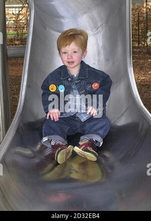 Rhys Evans, né il y a 18 mois dans le sud du pays de Galles, joue sur un toboggan dans le centre de Londres, après être devenu le premier bébé au Royaume-Uni à bénéficier d'un travail révolutionnaire de thérapie génique. * la thérapie a lieu à l'hôpital Great Ormond Street de Londres pour les enfants et son partenaire de recherche l'Institut de la santé de l'enfant. Son traitement est la première fois que les médecins britanniques ont corrigé avec succès le défaut génétique qui cause le désordre combiné sévère d'immunodéficit (SCID). Les enfants nés avec SCID n'ont pas leur propre système immunitaire et doivent être gardés dans des conditions totalement stériles. Banque D'Images