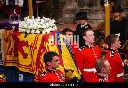 La reine Elizabeth II regarde les pallbearers après qu'ils ont placé le cercueil de la reine Elizabeth la reine mère sur la catafalque dans l'abbaye de Westminster au début de son service funéraire . * après le service, le cercueil de la mère de la Reine sera emmené à la chapelle Saint-Georges à Windsor, où elle sera mise au repos à côté de son mari, le roi George VI Banque D'Images