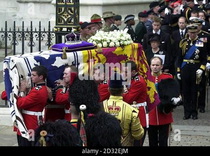 Des membres de la famille royale à l'extérieur de l'abbaye de Westminster après les funérailles de la reine Elizabeth la reine mère.Le cercueil de la Reine mère sera maintenant emmené à la chapelle Saint-Georges à Windsor, où elle sera mise au repos à côté de son mari, le roi George VI Banque D'Images