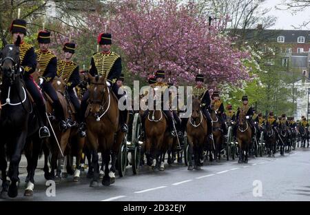 Les membres de la troupe du roi de la caserne St John's retournent à leur base dans le nord de Londres, après les funérailles de la reine Elizabeth, reine mère, qui ont eu lieu à l'abbaye de Westminster dans le centre de Londres. Banque D'Images