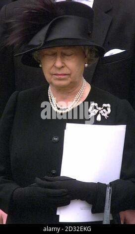 La reine Elizabeth II quitte l'abbaye de Westminster après les funérailles de la reine mère. Banque D'Images