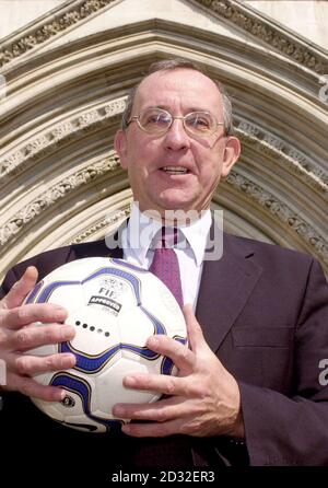 Le directeur général de la British Beer & Pub Association, Rob Hayward, pose avec un football devant les tribunaux royaux de justice dans le centre de Londres, avant qu'une demande conjointe de l'Association et des brasseries Scottish & Newcastle ne soit entendue. *... pour les droits de l'alcool à être servi dans la maison publique de White Hart à Bristol en dehors des heures normales de licence pour les prochains matches de coupe du monde qui sont joués au Japon et en Corée du Sud. Si cette demande devait s'avérer fructueuse, elle pourrait servir de précédent pour d'autres pubs. Banque D'Images